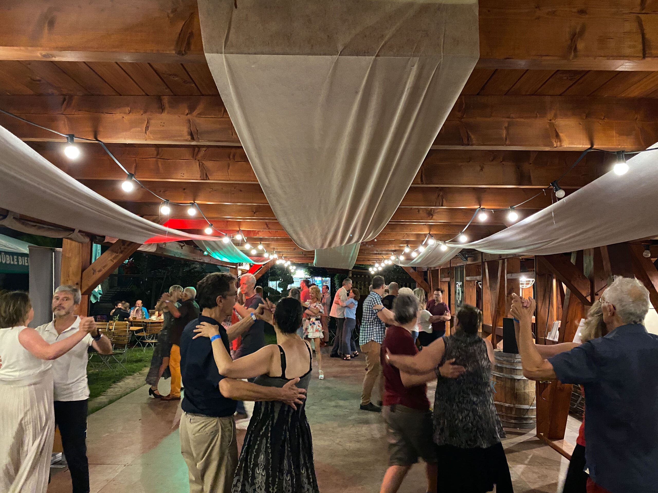 Tanzen in der Späth'schen Baumschule, Biergartencharme und Tanz vereint.